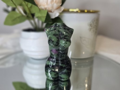 Lady body Ruby in zosite