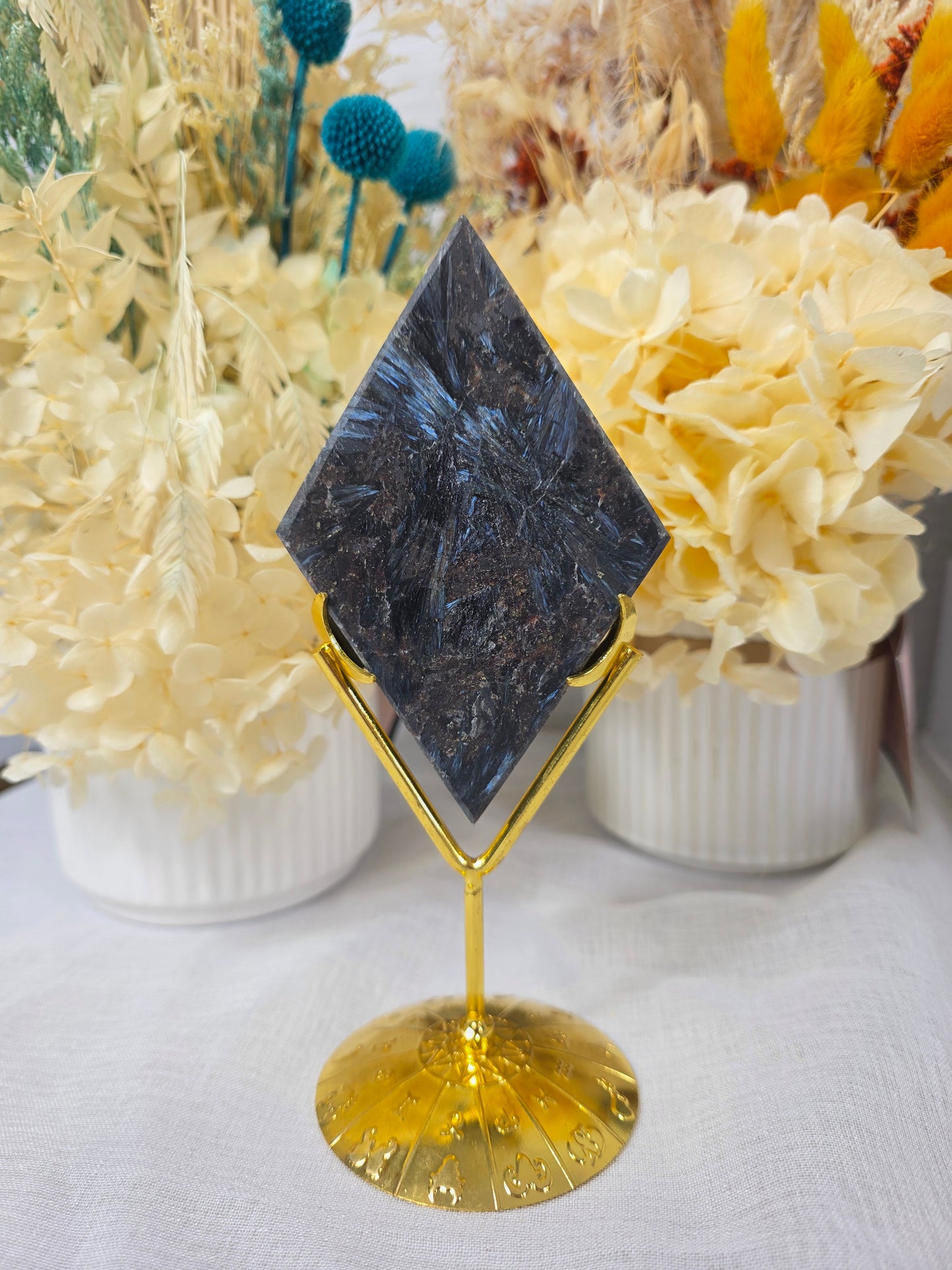 astrophyllite fireworks diamond (a)