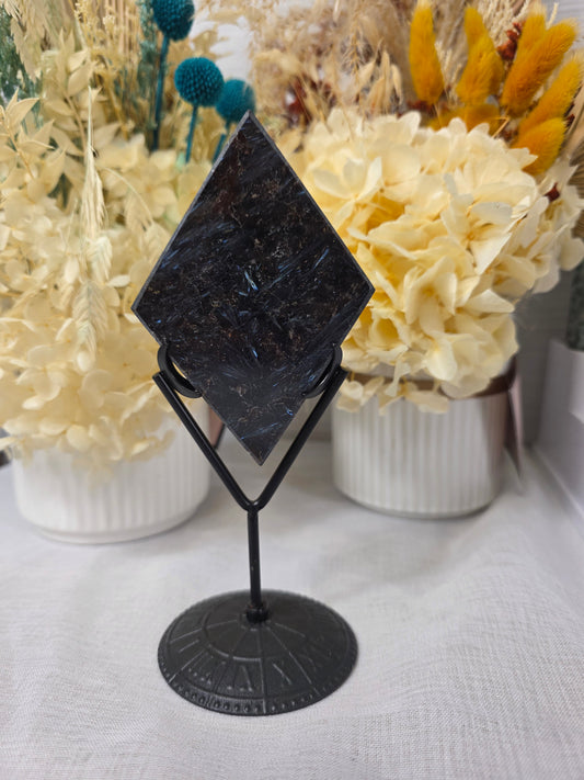 astrophyllite fireworks diamond (d)